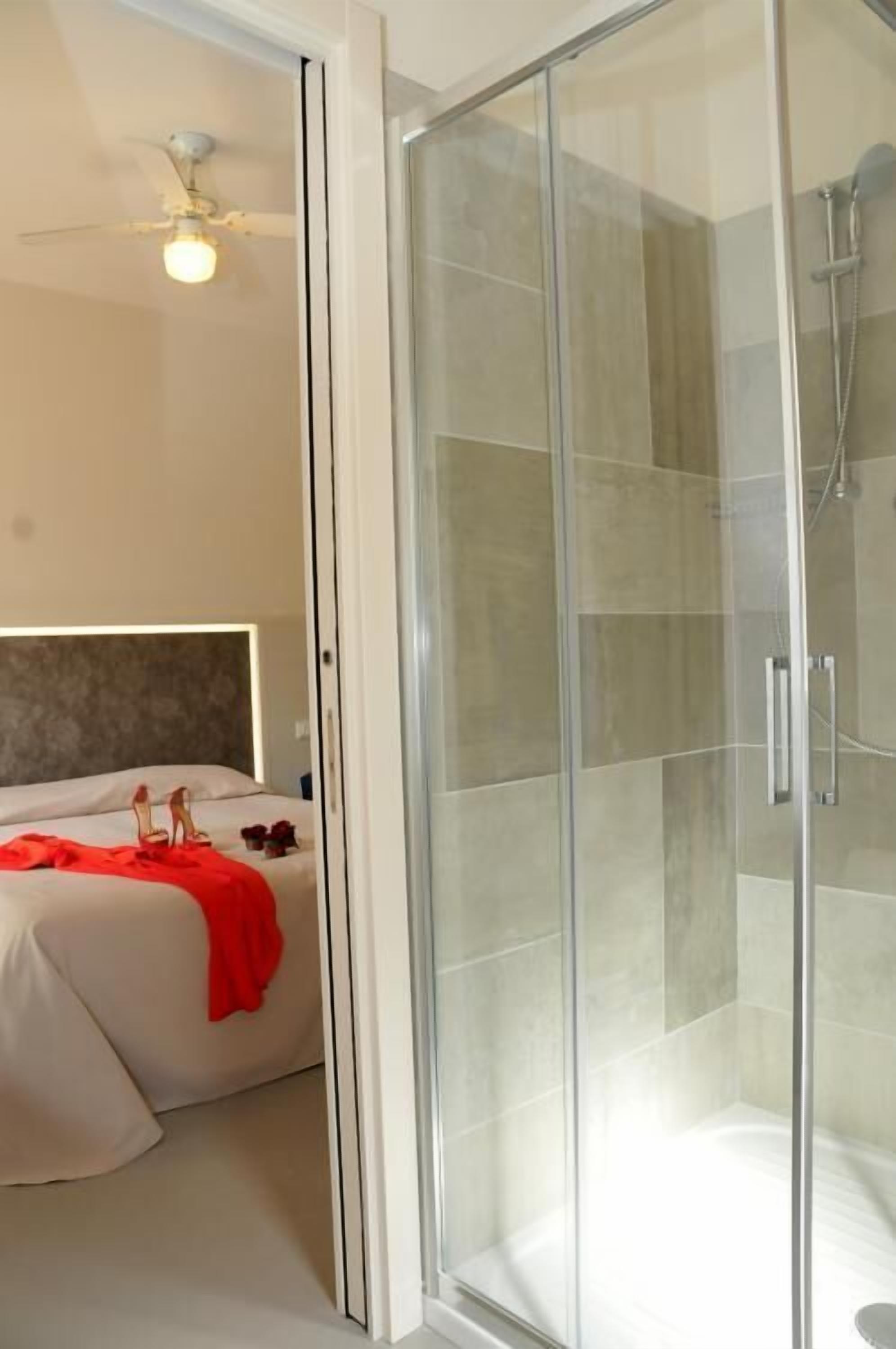 Douche, articles de toilette gratuits, bidet, serviettes fournies