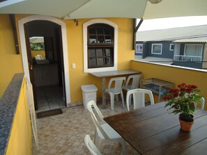 Casa 5 - Sobrado | Living area | 20-inch flat-screen TV with satellite channels - Vila do Sossego (Cabo Frio)