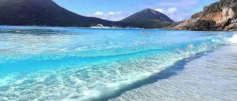 بالقرب من الشاطئ، رمال بيضاء، حافلة نقل من وإلى الشاطئ