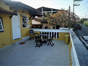 Casa 3 - Chale | Oppholdsområde | En 20-tommers Flatskjerm-TV med Parabol-TV