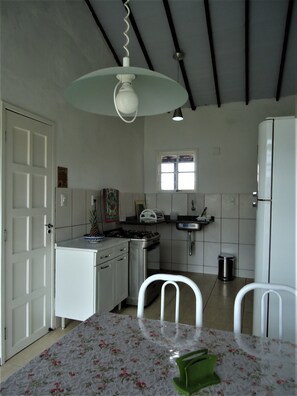 Casa 3 - Chale | Private kitchen | Full-sized fridge, oven, toaster, blender - Vila do Sossego (Cabo Frio)