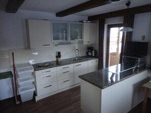 Großer Kühlschrank, Mikrowelle, Ofen, Herdplatte