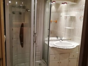Standard Double Room, Mountain View (La Nougatine) | Bathroom - Terres de Barréjat (Cazals-des-Bayles)