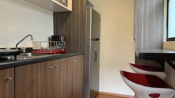 Suite estudio superior | Cocina privada | Refrigerador, microondas, parrilla de estufa y cafetera y tetera