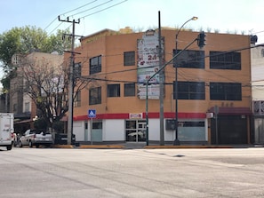 A building with a sign for Giorgio's Sushiya and a blue bicycle parking sign.