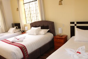 Triple Room with Private Bathroom | 办公桌、熨斗/熨衣板、免费 WiFi