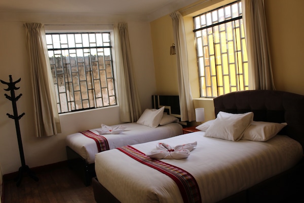 Escritorio, tabla de planchar con plancha y wifi gratis