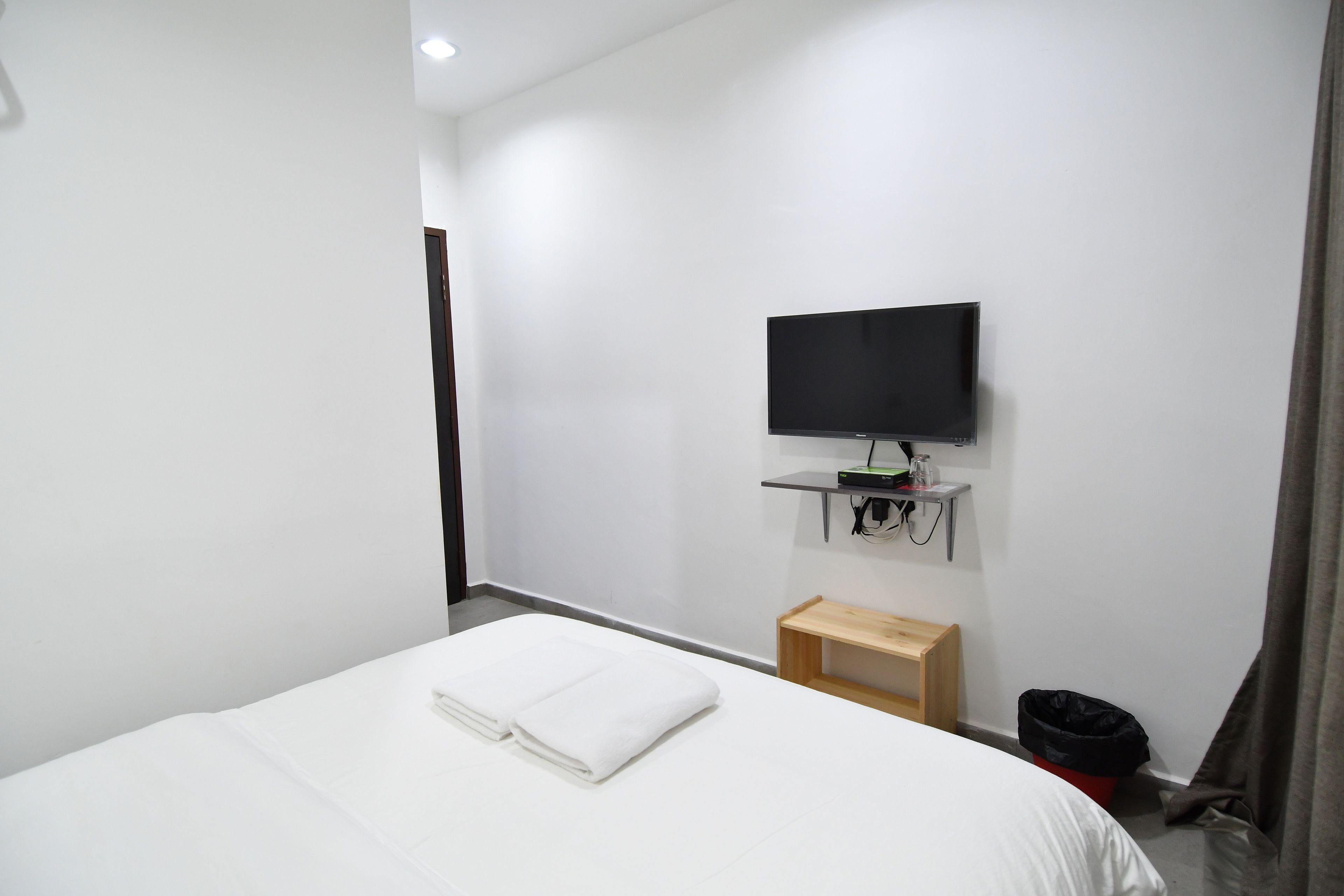 deluxe double room, 1 queen bed | room amenity