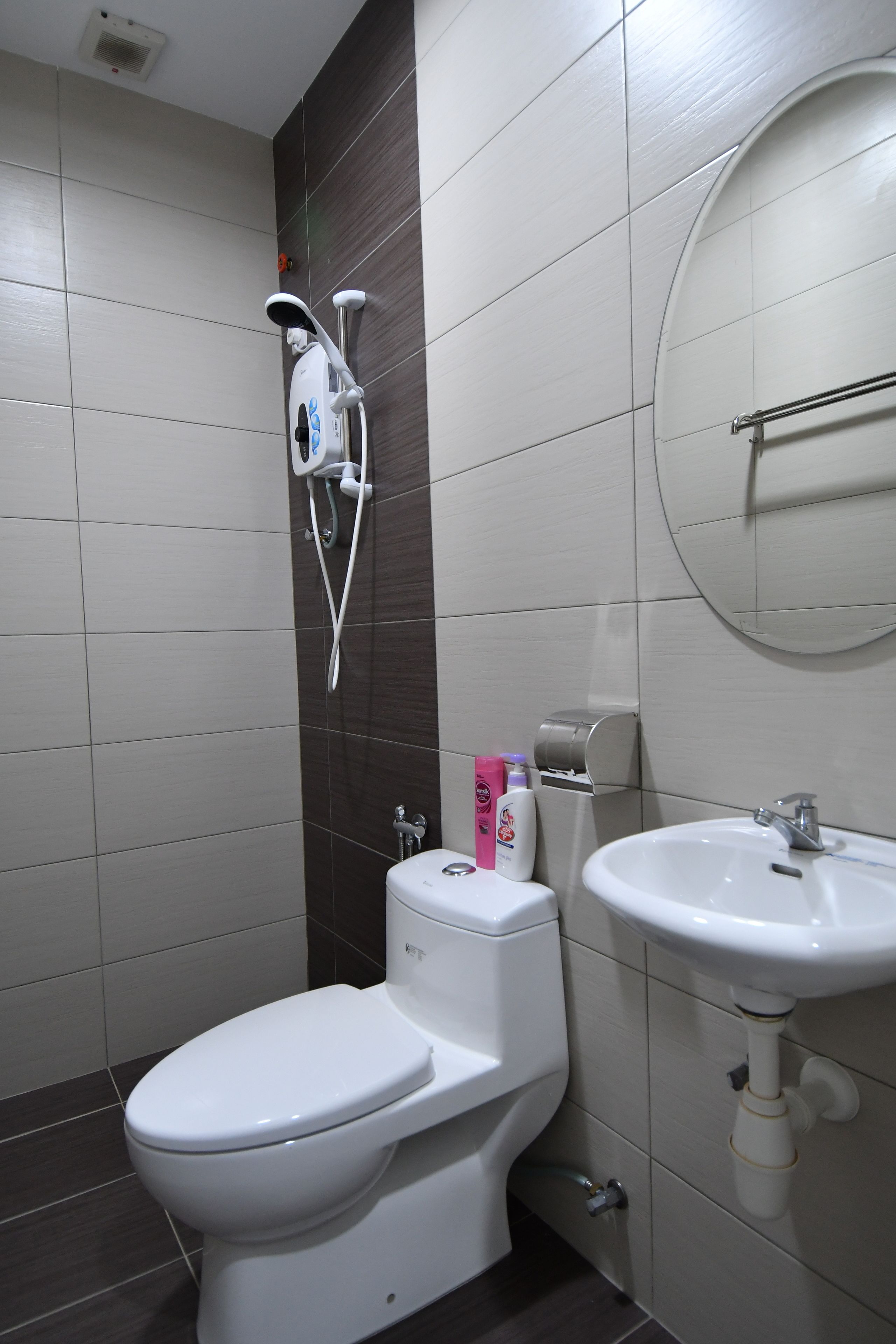 deluxe triple room, multiple beds | bathroom | shower, hydromassage showerhead, free toiletries, hair dryer