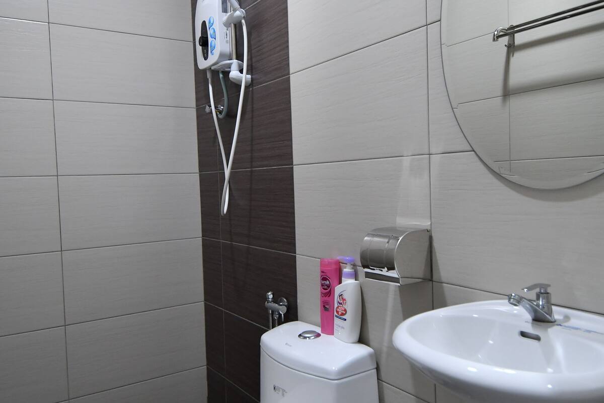 deluxe triple room, multiple beds | bathroom | shower, hydromassage showerhead, free toiletries, hair dryer