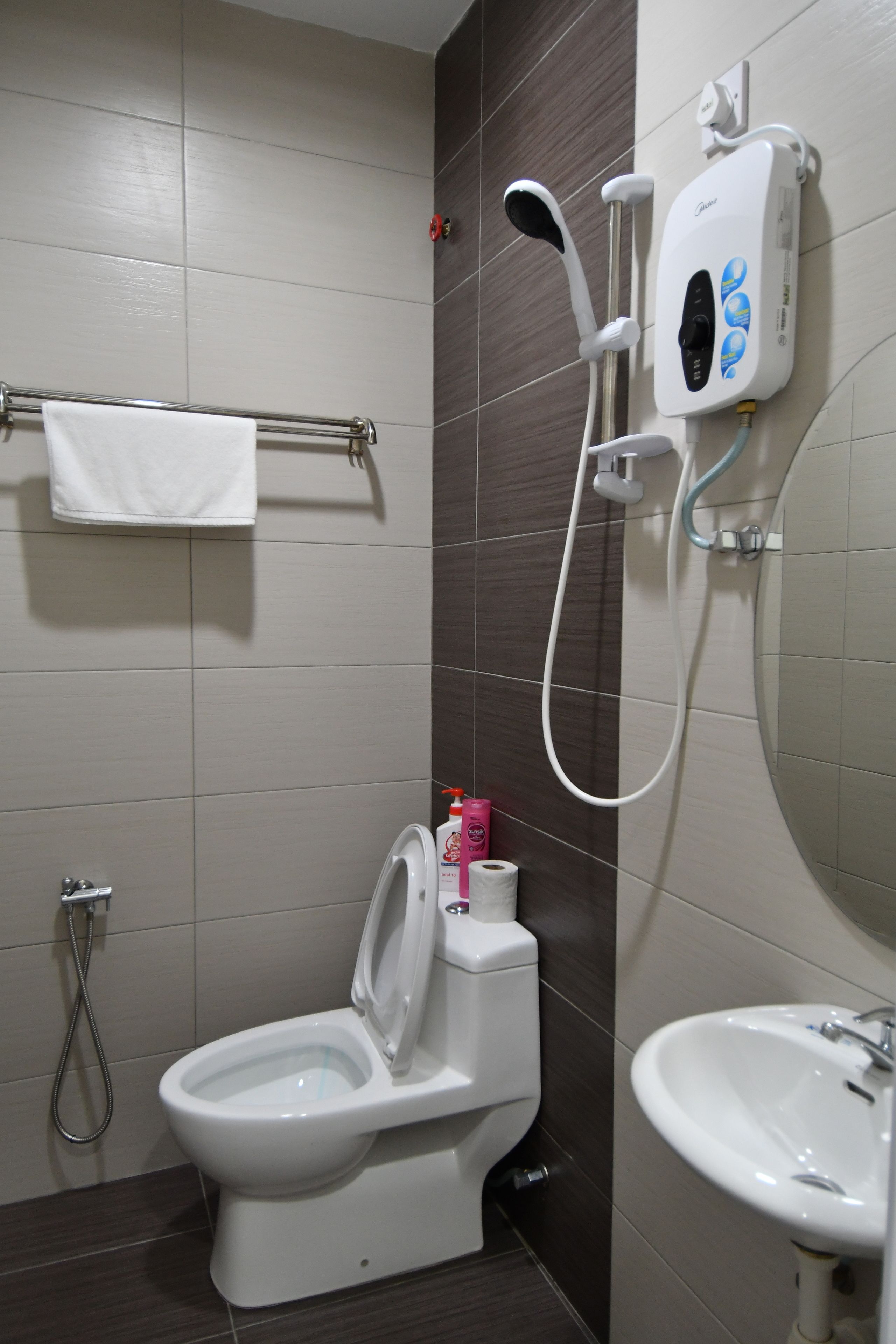 deluxe double room, 1 queen bed | bathroom | shower, hydromassage showerhead, free toiletries, hair dryer