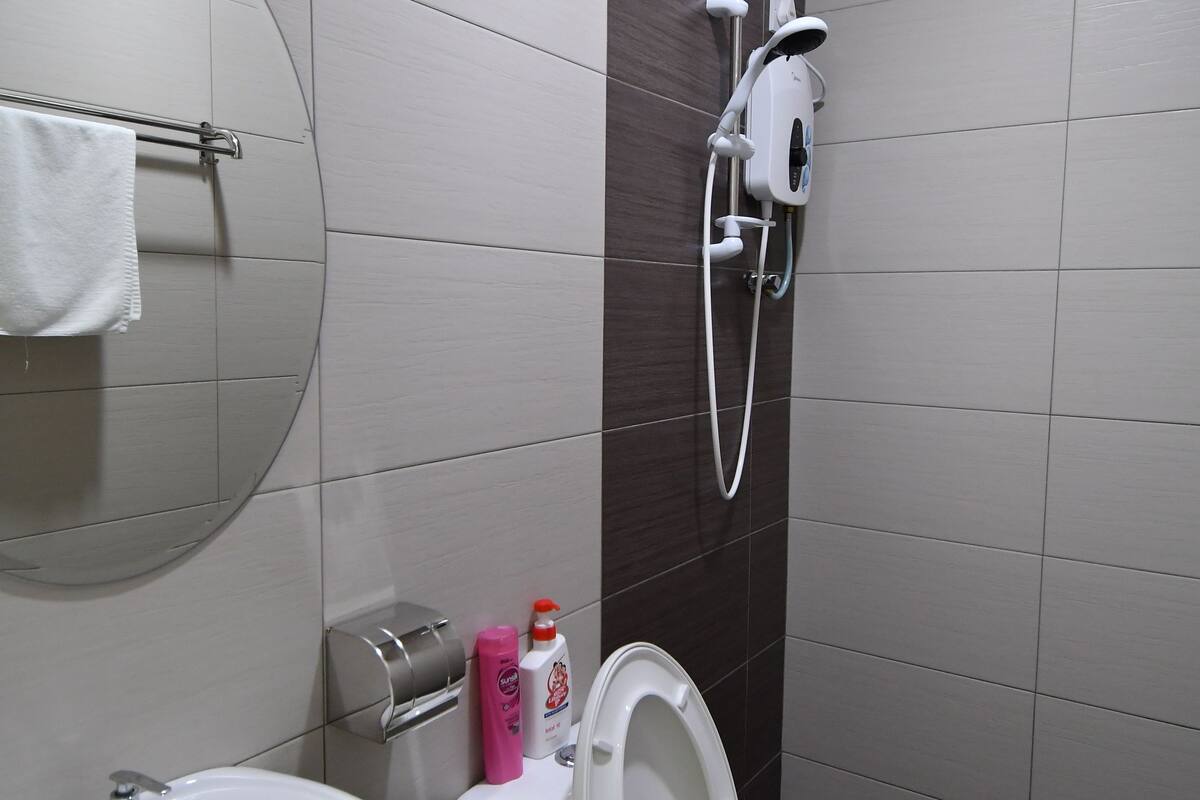 deluxe double room, 1 king bed | bathroom | shower, hydromassage showerhead, free toiletries, hair dryer