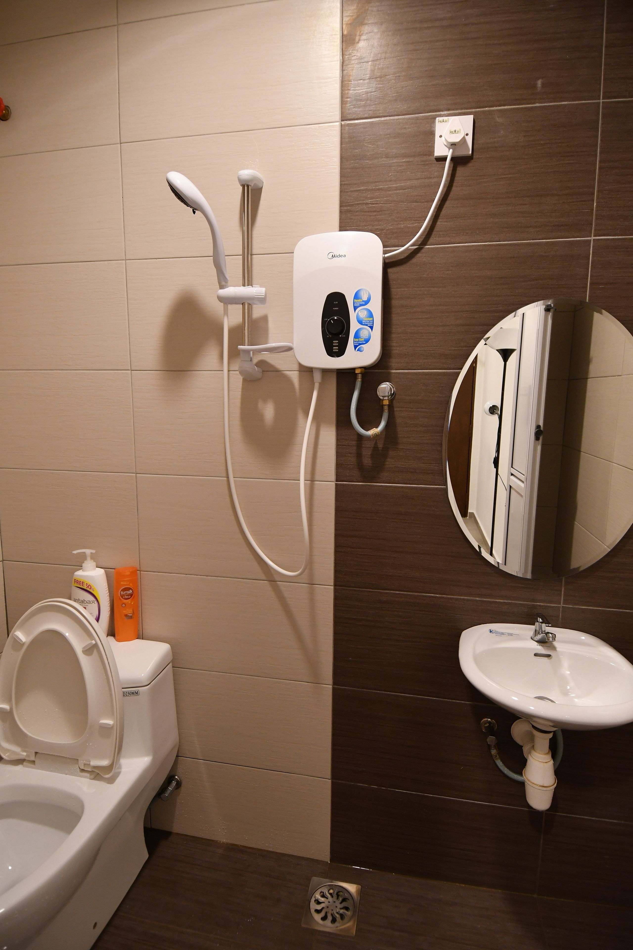 deluxe single room, 1 single bed | bathroom | shower, hydromassage showerhead, free toiletries, hair dryer