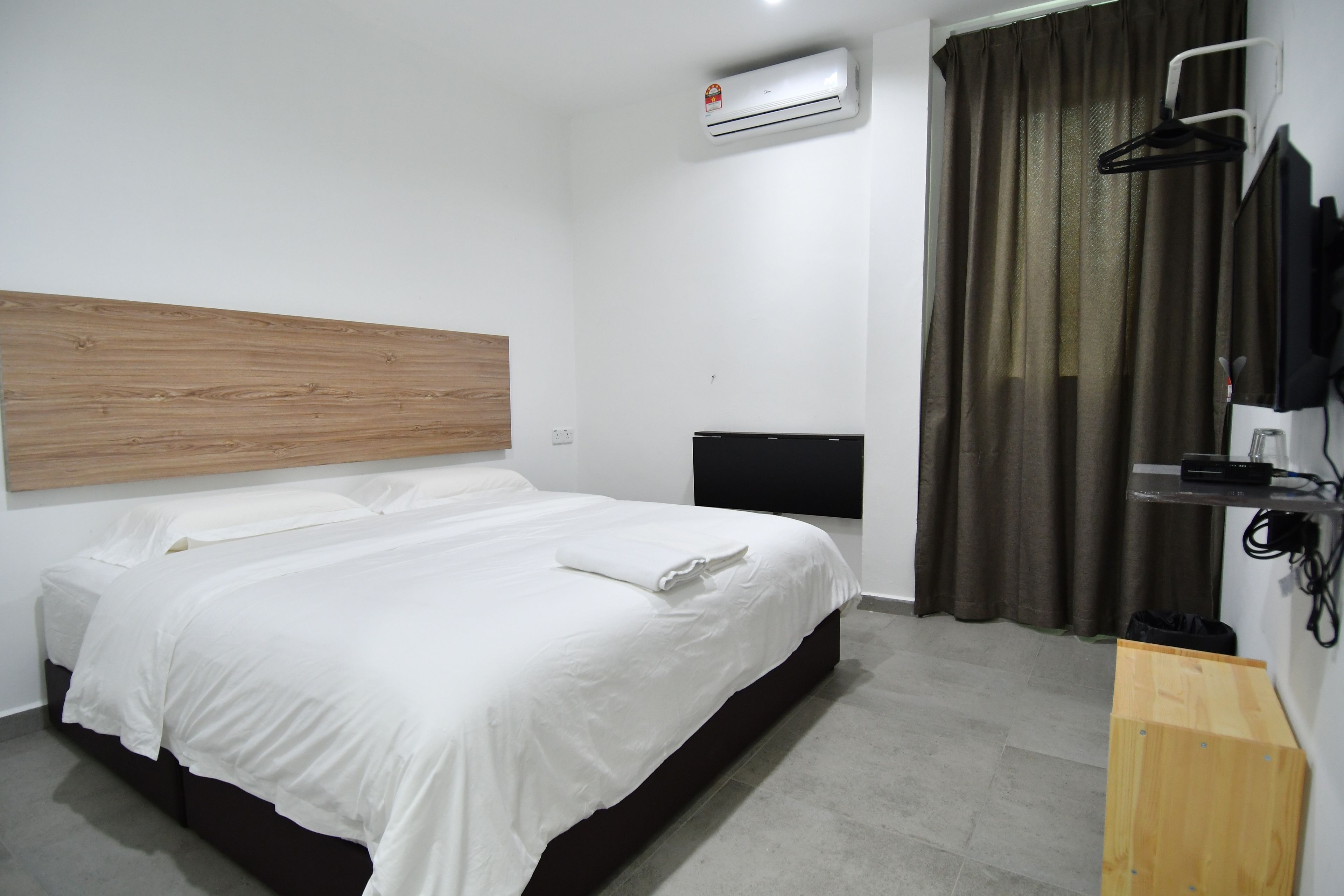 deluxe double room, 1 king bed | premium bedding, desk, iron/ironing board, free wifi