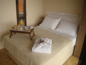 Ropa de cama hipoalergénica, edredón y minibar 