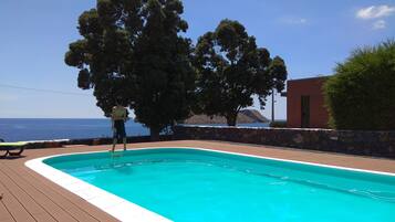 Piscine extérieure, chaises longues