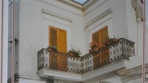 A building with a sign reading "Hotel Michael" and a balcony with potted plants. - B&B Michael (Monte Sant'Angelo)