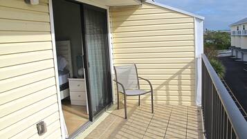 Nhà liên kế tiện nghi đơn giản, 2 phòng ngủ | Ban công