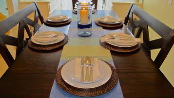 Nhà liên kế tiện nghi đơn giản, 2 phòng ngủ | Khu vực ăn uống tại phòng