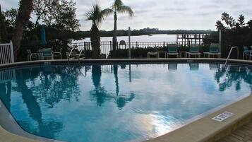 Hồ bơi ngoài trời