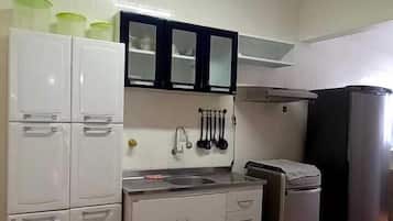 Apartamento familiar, 2 habitaciones, accesible para personas con discapacidad | Cocina privada | Frigorífico, microondas, horno y placa de cocina