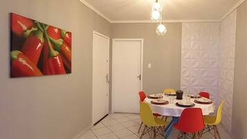 Apartamento familiar, 2 habitaciones, accesible para personas con discapacidad | Zona de estar | Una televisión de pantalla plana