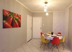 Familieleilighet, 2 soverom, tilgjengelighetstilpasset | Oppholdsområde | Flatskjerm-TV