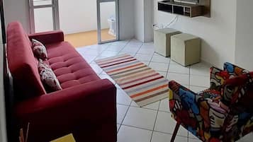 Apartamento família, 2 quartos, acessível | Área de estar | TV de tela plana