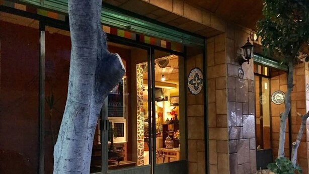 Vitrine com grandes janelas de vidro exibindo diversos produtos.