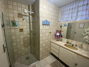 Regadera, secadora de cabello, pantuflas