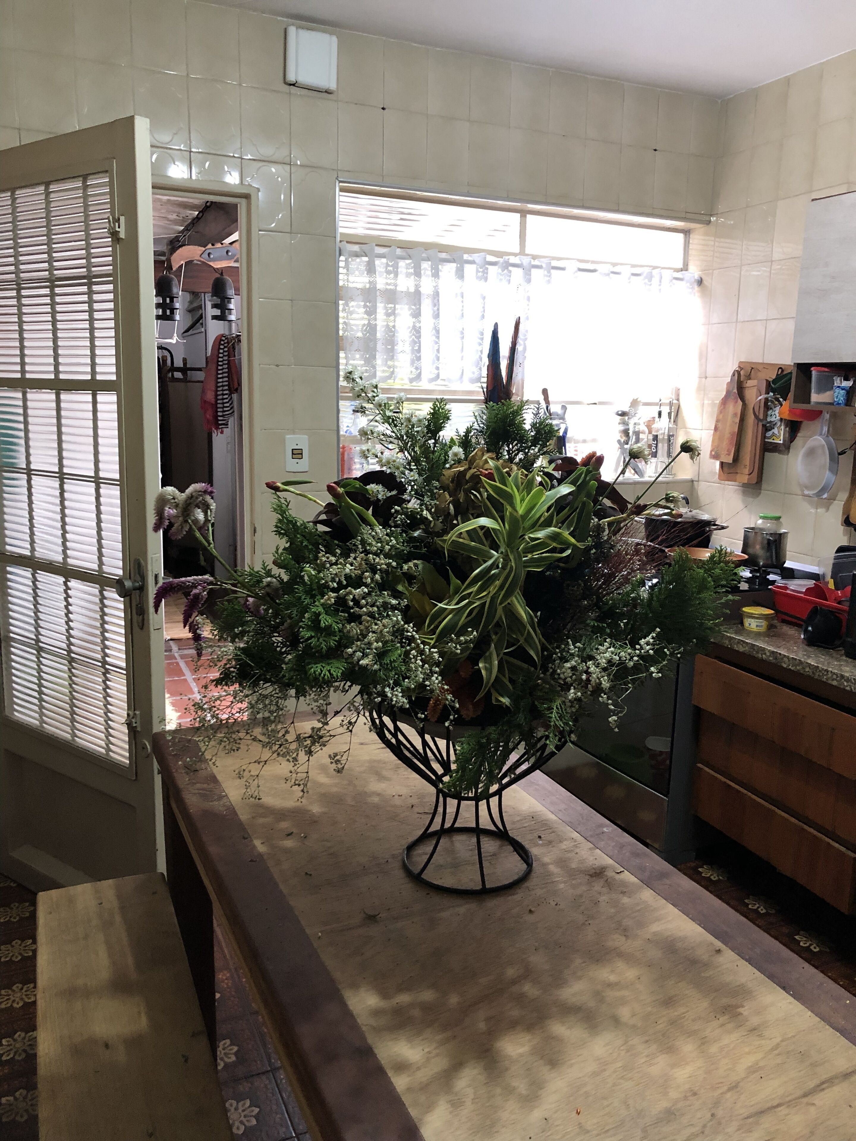 Refrigerador em uma área comum, micro-ondas em uma área comum