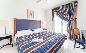 Safe på rommet, blendingsgardiner, wi-fi (inkludert) og sengetøy