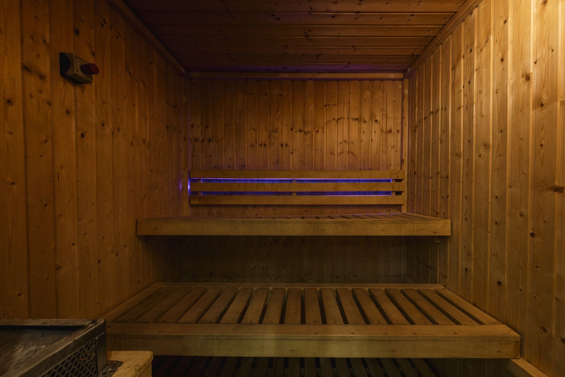 En sauna med trævægge og bænke.