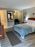Traditional Room, 1 Queen Bed, Non Smoking, Garden View | Individually decorated, individually furnished, desk, free WiFi