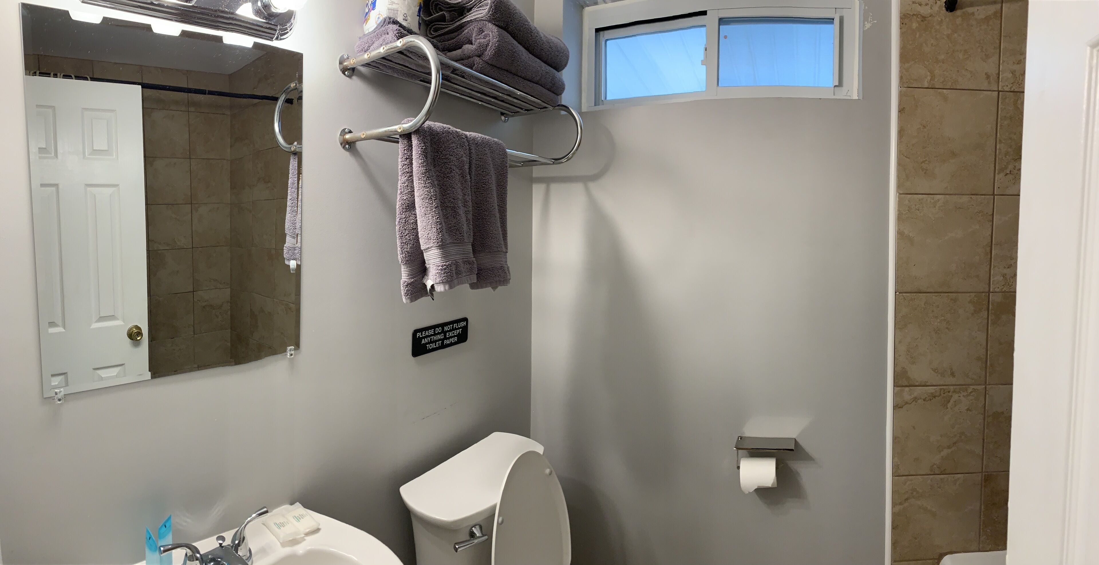 Combined shower/tub, free toiletries, towels