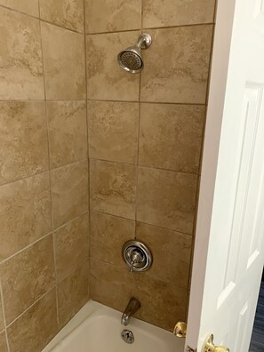 Quarto tradicional, 1 cama Queen, para não fumantes, vista para o jardim | Banheiro | Chuveiro/banheira combinados, produtos de toalete grátis