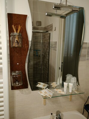 Design Room | Bathroom amenities | Shower, rainfall showerhead, free toiletries, hair dryer - CASA della NONNA (Polignano a Mare)