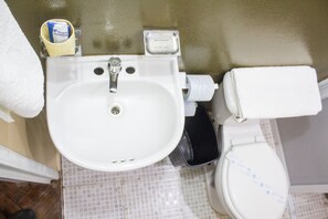 Deluxe Quadruple Room | Bathroom | Shower, free toiletries, hair dryer, towels - Casa Gubidxa (Oaxaca)