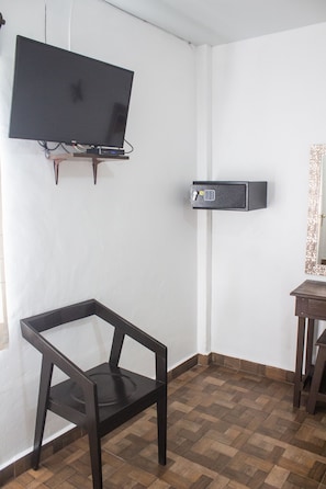 Caja de seguridad en la habitación y tabla de planchar con plancha