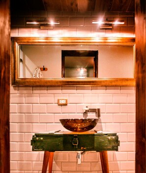 APARTAMENTO INDUSTRIAL | Bathroom | Shower, rainfall showerhead, free toiletries, hair dryer - Casa Azul (Lima)