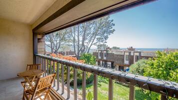 Luxury Condo, 3 Bedrooms, Ocean View | Balcony