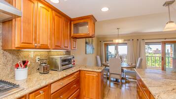 Luxury Condo, 3 Bedrooms, Ocean View | Private kitchen | Fridge, microwave, espresso maker