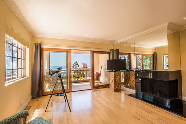 럭셔리 콘도, 침실 3개, 바다 전망 | 거실 공간 | 평면 TV, 벽난로