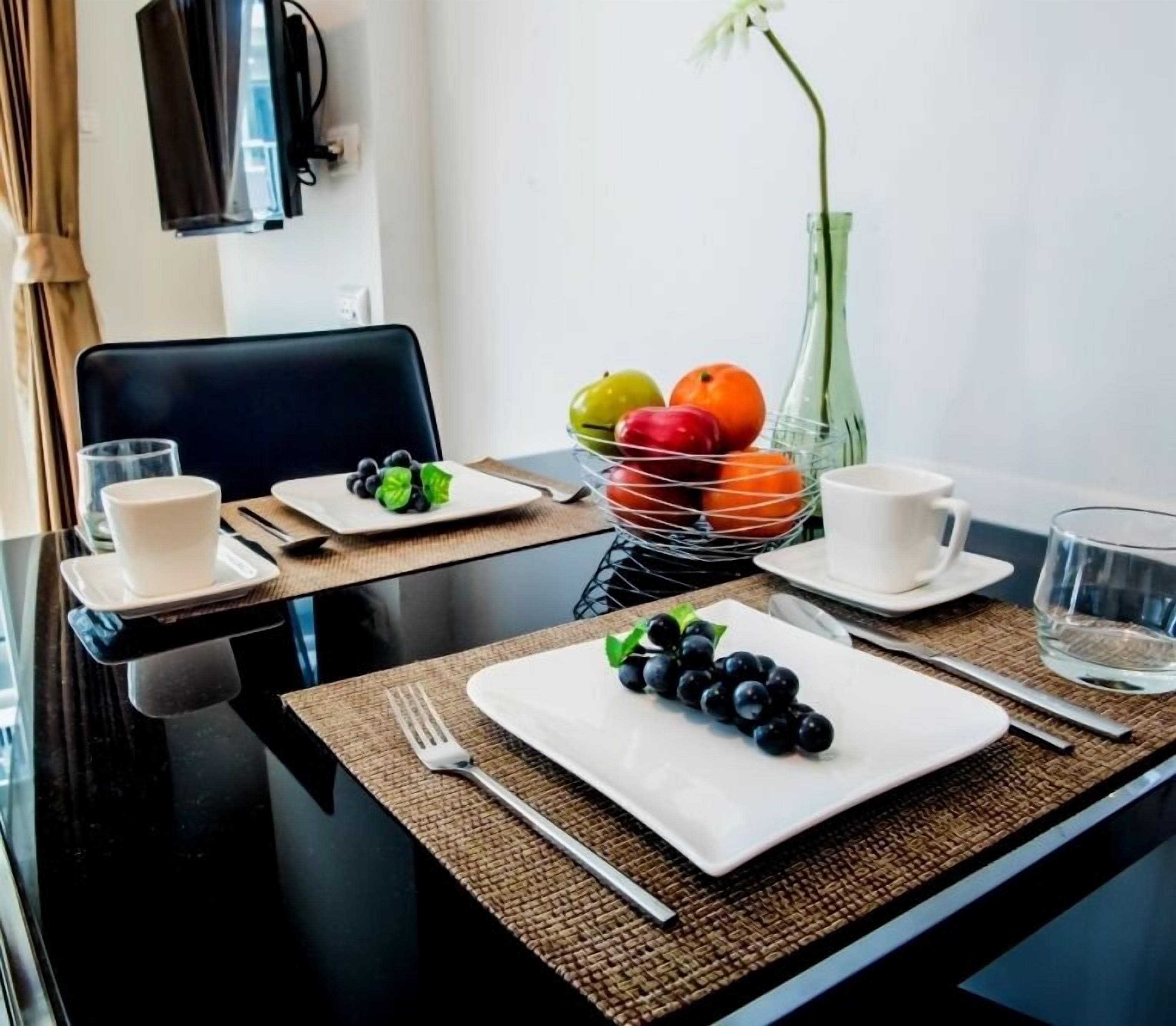 1 Bedroom Apartment with Mountain View | In-room dining