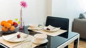 1 Bedroom Apartment with Mountain View | In-room dining