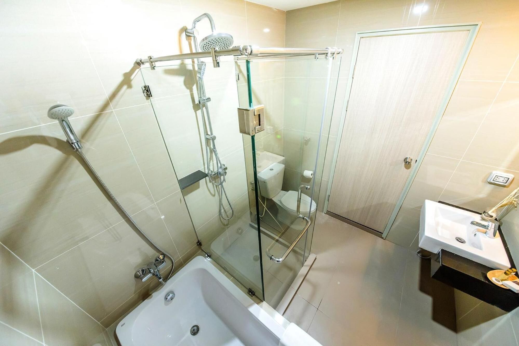 Bañera y ducha independientes, bañera profunda