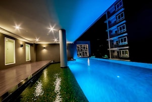 สระว่ายน้ำกลางแจ้ง