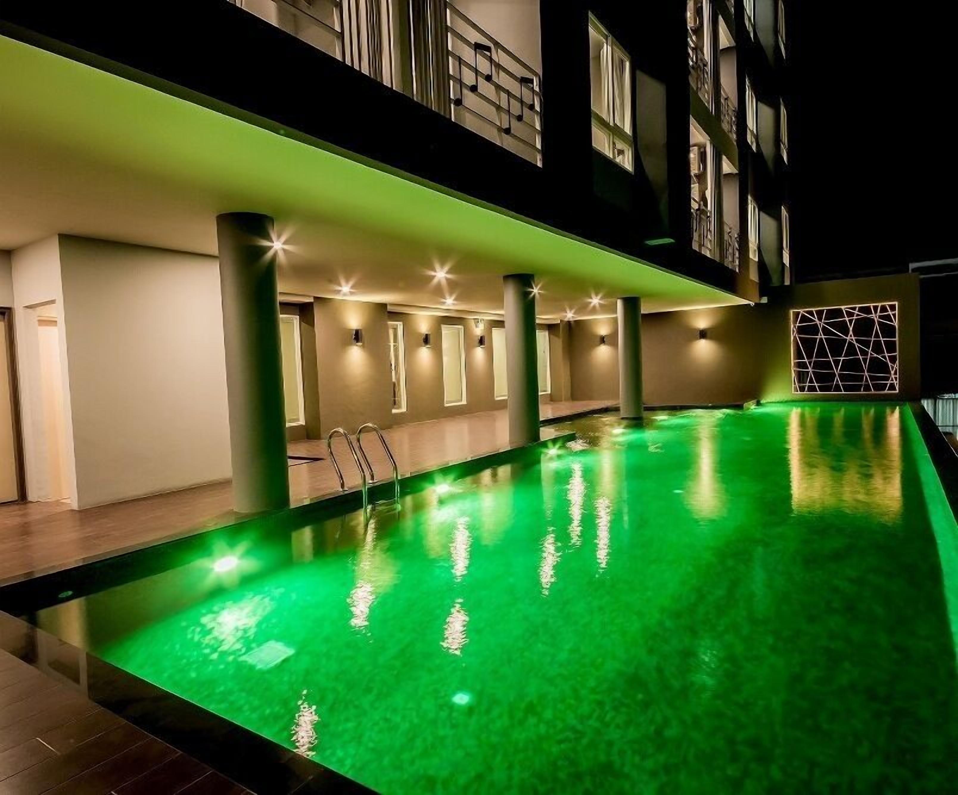 Una piscina al aire libre