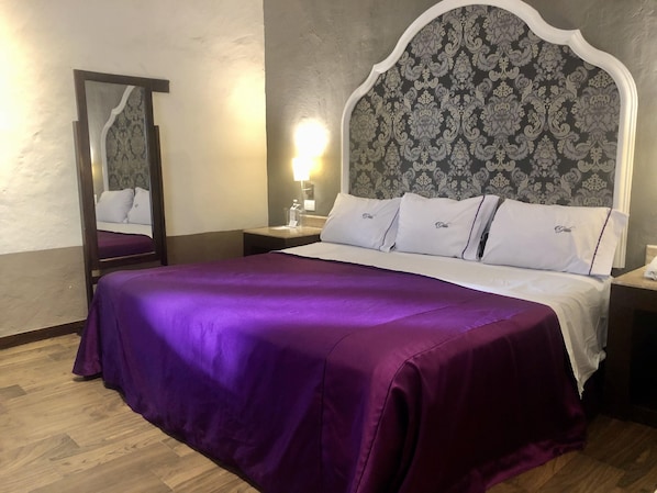 Suite estudio | Ropa de cama de alta calidad, caja fuerte, escritorio y wifi gratis