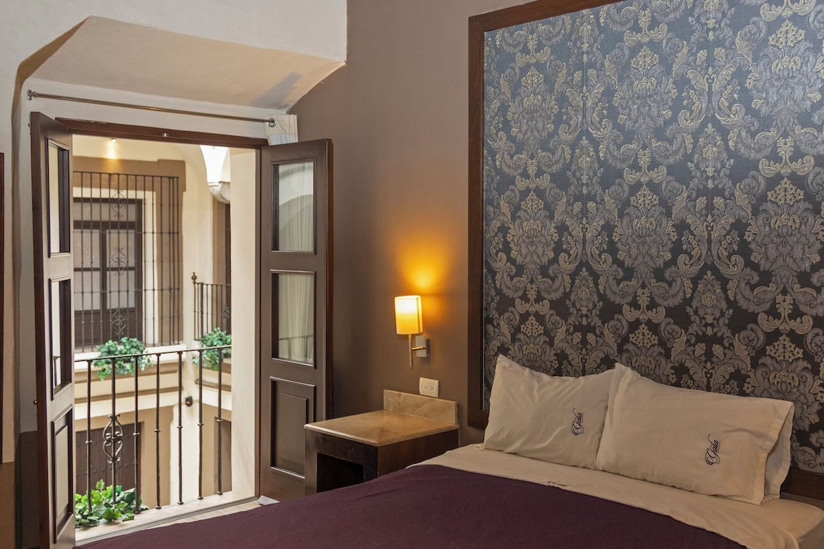 Single Room | Premium bedding, in-room safe, desk, free WiFi